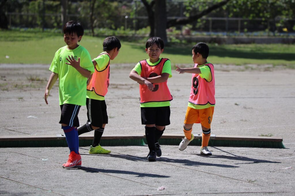 練習後にグラウンドで集まる子どもたち