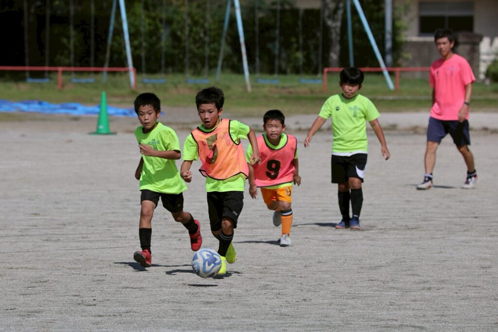 ビブスを着けて練習中の子どもたち